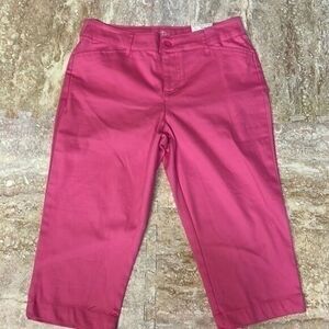 St. John’s Bay women’s Capri. Pink mambo. Size 8P. NWT